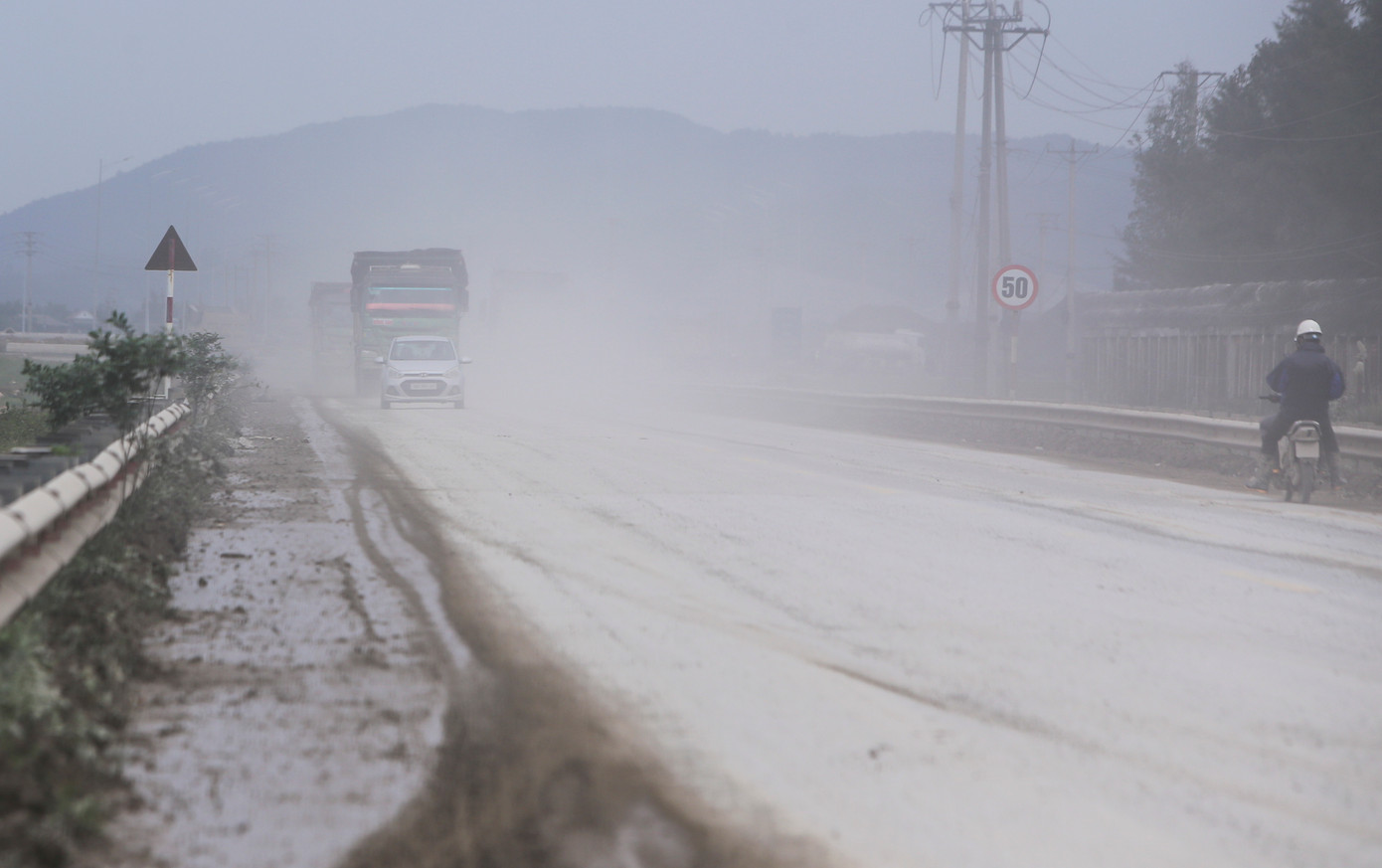 Dọc tuyến đường chạy về Khu liên hợp gang thép và Cảng nước sâu Sơn Dương Formosa, lưu lượng xe chở vật liệu chạy dày đặc, bụi bay mù mịt. Nhiều xe máy chạy trên đường phải nép bên lề, thậm chí dừng lại vì bụi không thấy đường.