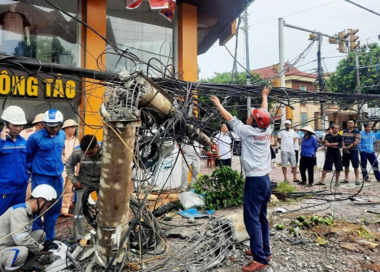 Cột điện bị gãy sau tai nạn. Cột điện bị gãy sau tai nạn.