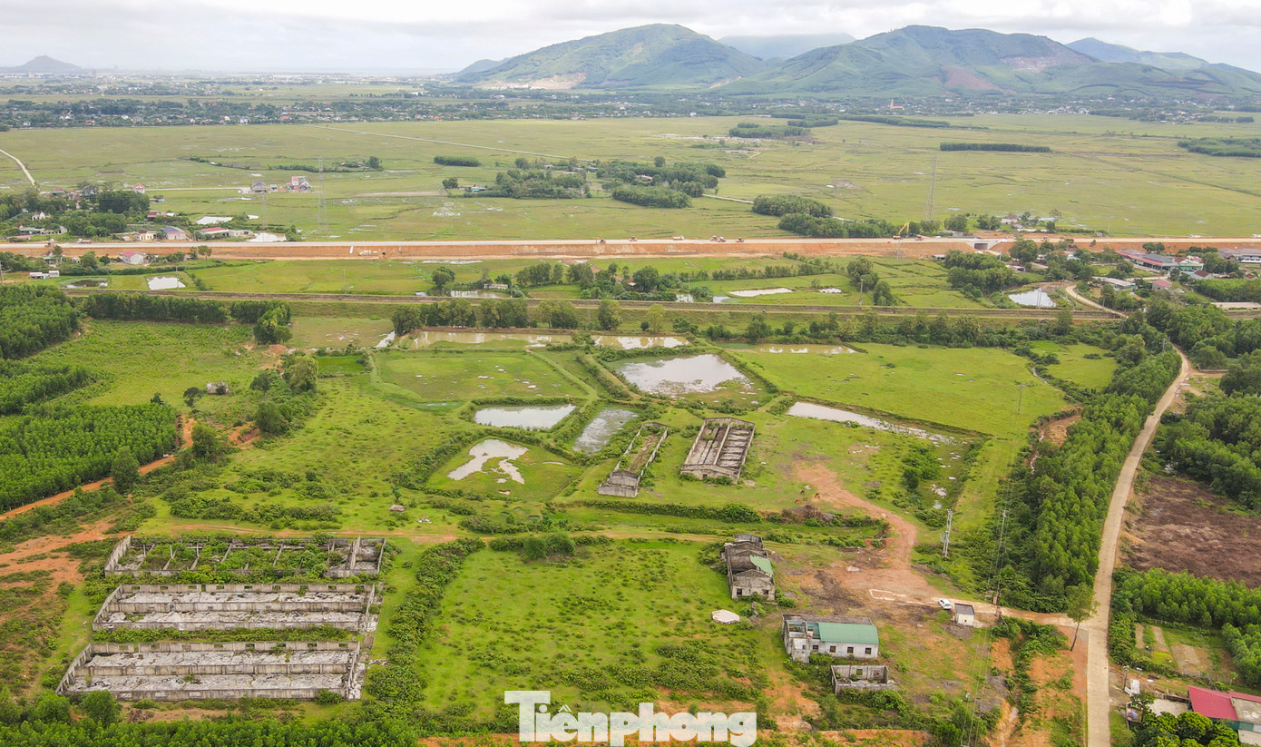 Năm 2013, UBND tỉnh Hà Tĩnh chấp thuận cho Công ty Thương mại Hoàng Long thuê 7 ha đất ở xã Cẩm Lạc (huyện Cẩm Xuyên, Hà Tĩnh) để thực hiện dự án Trung tâm sản xuất giống chăn nuôi, tổng mức đầu tư gần 20 tỷ đồng.