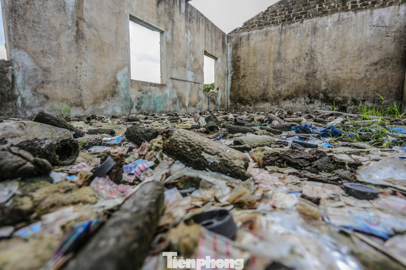 Vật tư, thiết bị chăn nuôi vương vãi khắp nền nhà.