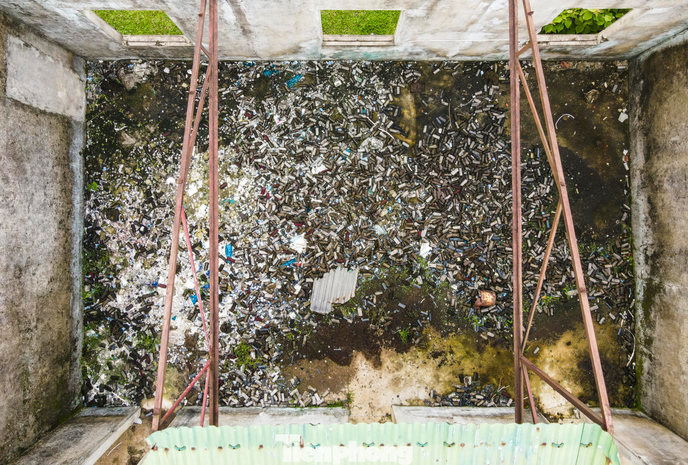 Nhà điều hành, các dãy chuồng hư hỏng, tan hoang theo thời gian.