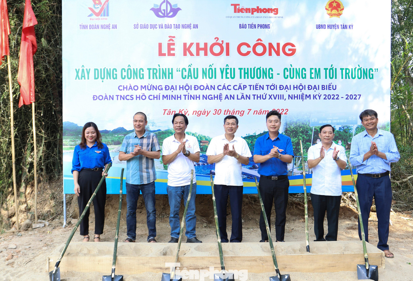 Cuối tháng 7/2022, Báo Tiền Phong phối hợp với Sở Giáo dục và Đào tạo, Tỉnh Đoàn Nghệ An, UBND huyện Tân Kỳ khởi công xây dựng cây cầu trong niềm mong đợi của người dân địa phương.