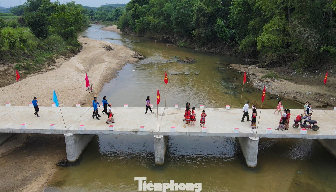 Cầu được thiết kế bằng bê tông cốt thép, gồm 6 nhịp, dài 39,48m. Bề rộng mặt cầu tràn 5m. Đường hai đầu bê tông rộng 3,5m. Tổng kinh phí xây dựng cầu là 4,9 tỷ đồng.