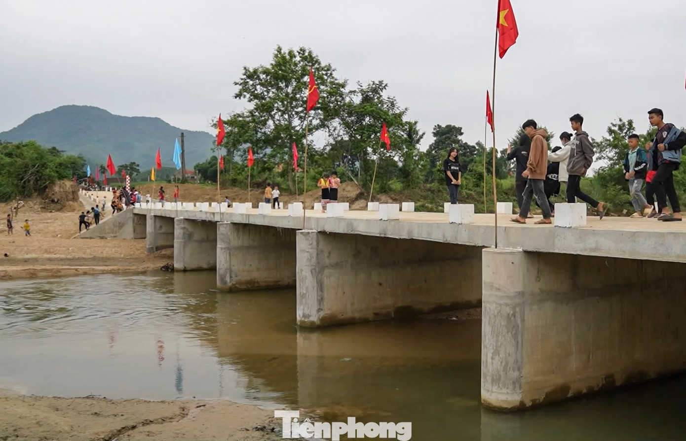 Đây là cầu tràn được thiết kế, xây dựng vĩnh cửu, đảm bảo giao thông đi lại cho nhân dân và học sinh.