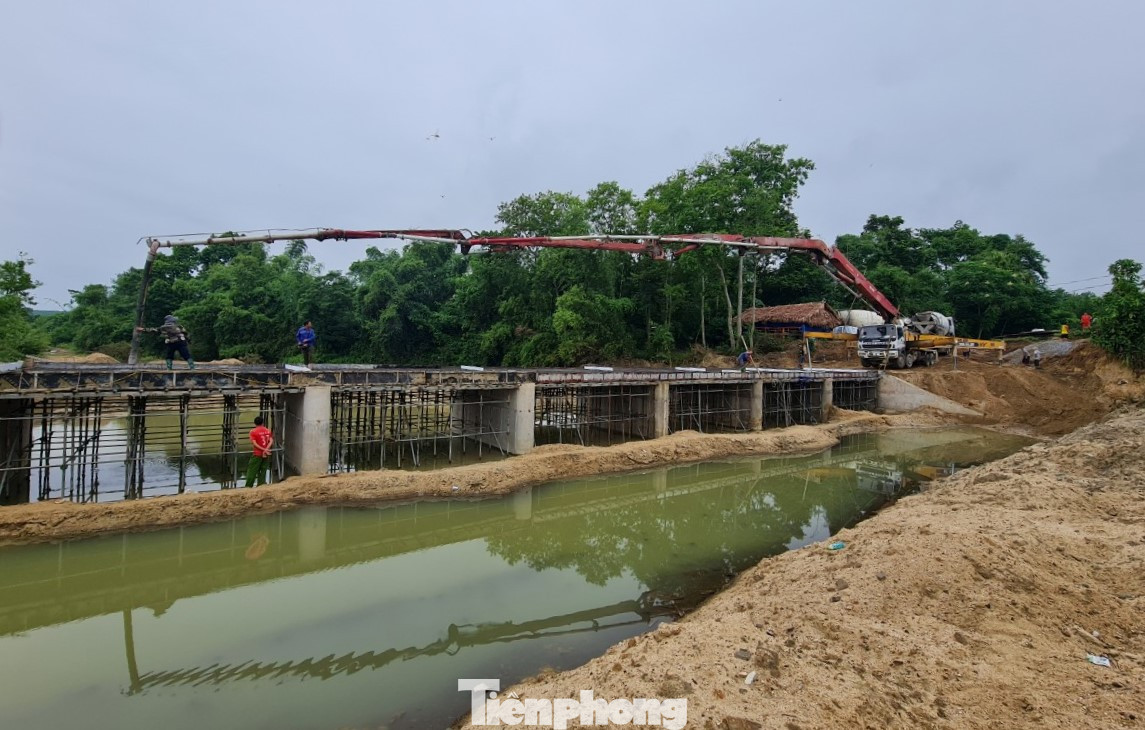Ông Lang Văn Thuyên – Bí thư chi bộ Bản Ỏn cho biết: “Hàng chục năm qua, Khe Lòa chia cắt Bản Ỏn thành hai cụm độc lập, người dân khó khăn trong sản xuất, đi lại. Trẻ em nơi đây cũng đối mặt với nhiều khó khăn, nguy hiểm khi đi tìm cái chữ, đặc biệt vào mùa mưa lũ, nên việc có được cây cầu vững chãi là điều mà bao thế hệ mong ước”. Trong hình, đơn vị thi công nỗ lực triển khai xây dựng cây cầu.