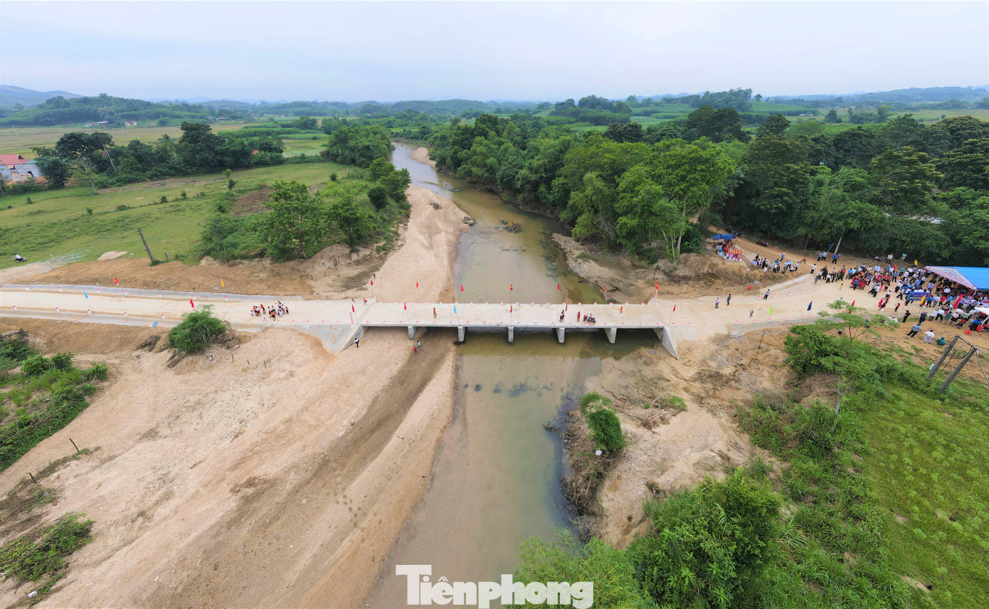 Sau một năm thi công, cầu tràn liên hợp Bản Ỏn hoàn thành, đưa vào sử dụng trong niềm vui, phấn khởi của chính quyền và người dân địa phương.