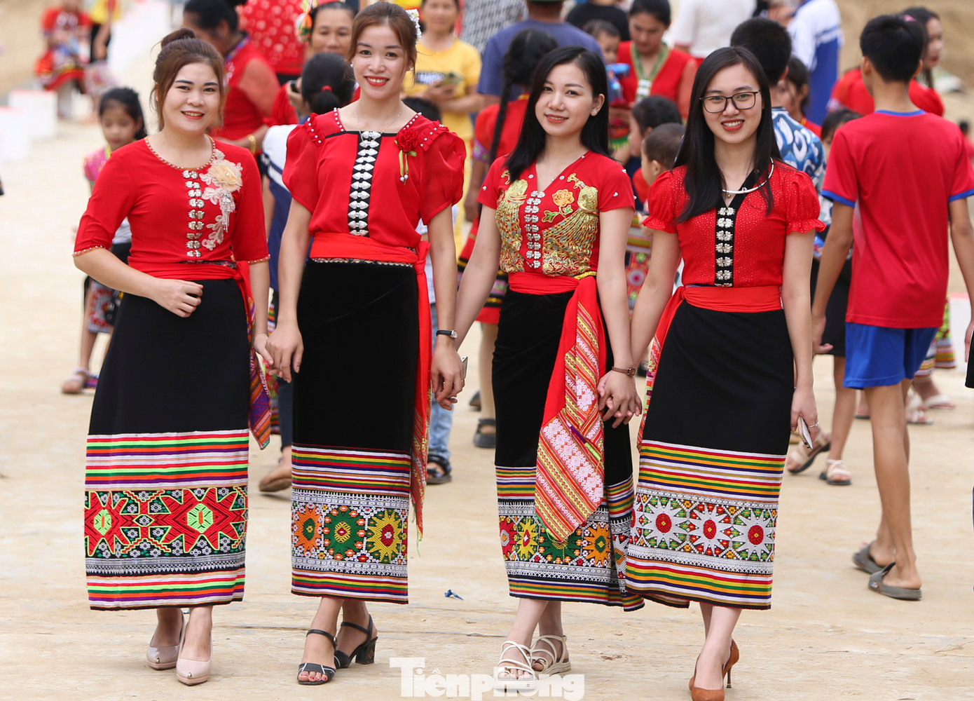 Vẻ đẹp những cô gái đồng bào dân tộc Thái check-in trên cây cầu.