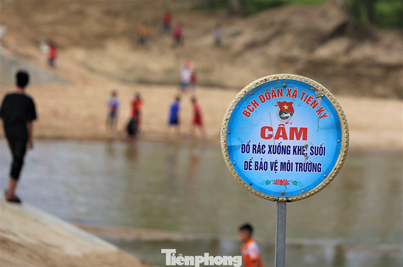 Đoàn thanh niên, chính quyền địa phương cùng người dân nêu cao tinh thần bảo vệ môi trường, sử dụng, bảo vệ hiệu quả cây cầu vừa xây xong.