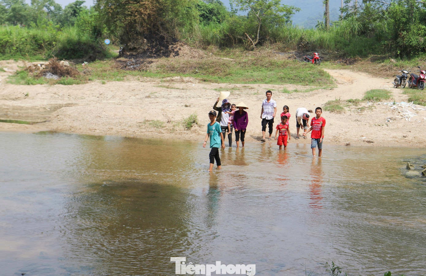 Bản Ỏn, xã Tiên Kỳ, huyện Tân Kỳ (Nghệ An) có 100% đồng bào dân tộc Thái với 285 hộ dân, gần 1.400 người. Toàn bản có 29% dân số là hộ nghèo. Bao đời nay, bản làng này bị chia cắt bởi Khe Lòa khiến người dân địa phương gặp nhiều khó khăn, trở ngại trong hoạt động sản xuất và đi lại.