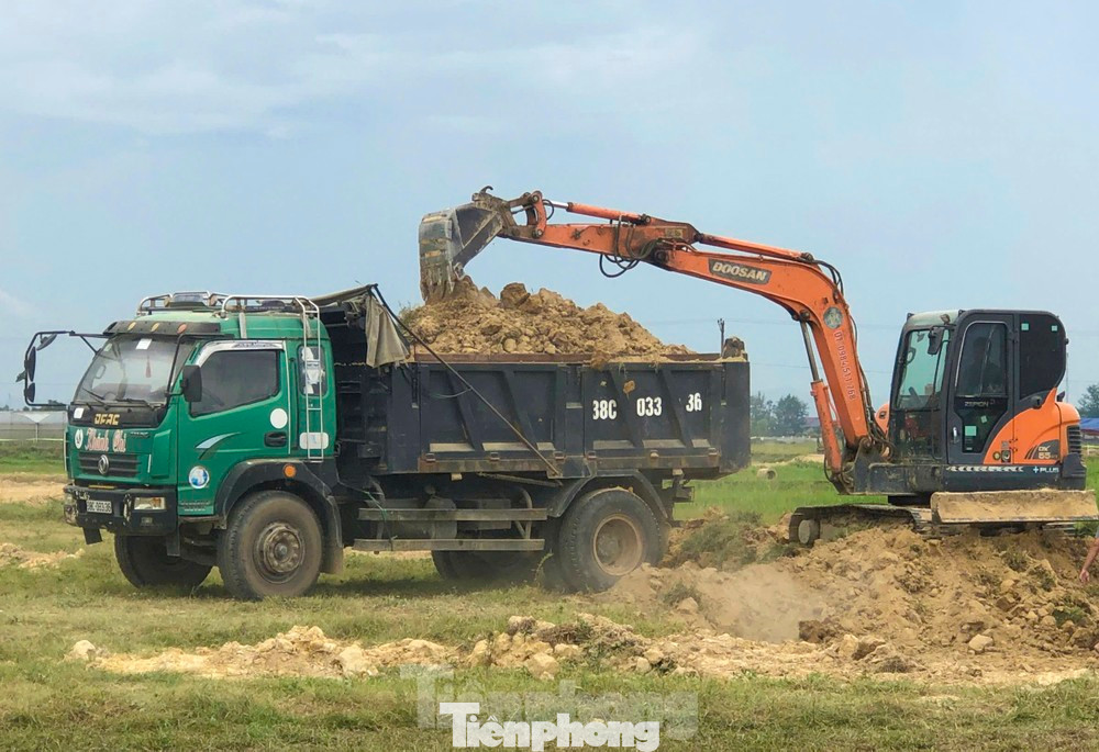 Nhiều người lợi dụng việc cải tạo ruộng đất để bán đất, trục lợi.