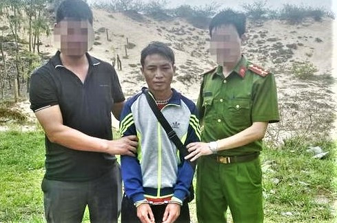 Nguyễn Văn Quyết sau khi dùng dao đâm vợ bị thương. Nguyễn Văn Quyết sau khi dùng dao đâm vợ bị thương.