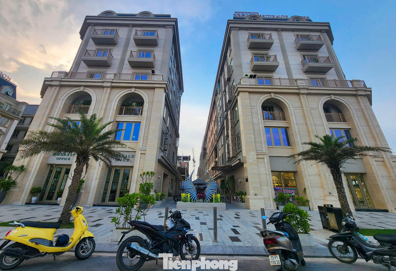 Theo thông tin từ chủ đầu tư dự án, quá trình mở bán các căn hộ đều được khách hàng nhanh chóng lựa chọn, sở hữu. Tùy vào vị trí, diện tích mà các căn shopouse có giá từ 35-40 triệu đồng/m2 đã hoàn thiện nội thất cao cấp; căn hộ cao tầng có giá ở mức 45-48 triệu đồng/m2. Theo thông tin từ chủ đầu tư dự án, quá trình mở bán các căn hộ đều được khách hàng nhanh chóng lựa chọn, sở hữu. Tùy vào vị trí, diện tích mà các căn shopouse có giá từ 35-40 triệu đồng/m2 đã hoàn thiện nội thất cao cấp; căn hộ cao tầng có giá ở mức 45-48 triệu đồng/m2.