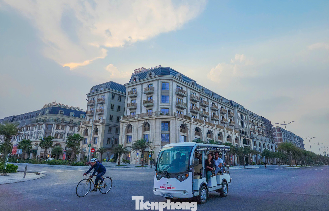 Theo thông tin từ chủ đầu tư dự án, quá trình mở bán các căn hộ đều được khách hàng nhanh chóng lựa chọn, sở hữu. Tùy vào vị trí, diện tích mà các căn shopouse có giá từ 35-40 triệu đồng/m2 đã hoàn thiện nội thất cao cấp; căn hộ cao tầng có giá ở mức 45-48 triệu đồng/m2. Theo thông tin từ chủ đầu tư dự án, quá trình mở bán các căn hộ đều được khách hàng nhanh chóng lựa chọn, sở hữu. Tùy vào vị trí, diện tích mà các căn shopouse có giá từ 35-40 triệu đồng/m2 đã hoàn thiện nội thất cao cấp; căn hộ cao tầng có giá ở mức 45-48 triệu đồng/m2.