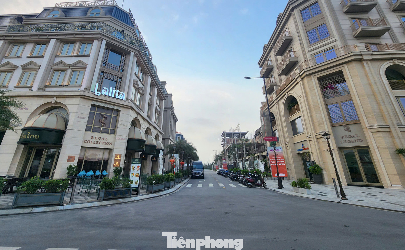 Theo thông tin từ chủ đầu tư dự án, quá trình mở bán các căn hộ đều được khách hàng nhanh chóng lựa chọn, sở hữu. Tùy vào vị trí, diện tích mà các căn shopouse có giá từ 35-40 triệu đồng/m2 đã hoàn thiện nội thất cao cấp; căn hộ cao tầng có giá ở mức 45-48 triệu đồng/m2. Theo thông tin từ chủ đầu tư dự án, quá trình mở bán các căn hộ đều được khách hàng nhanh chóng lựa chọn, sở hữu. Tùy vào vị trí, diện tích mà các căn shopouse có giá từ 35-40 triệu đồng/m2 đã hoàn thiện nội thất cao cấp; căn hộ cao tầng có giá ở mức 45-48 triệu đồng/m2.