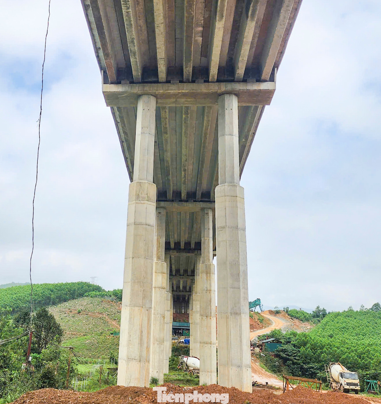 Những trụ cầu cao hàng chục mét, với hình bát giác được đổ từng đốt chắc chắn.