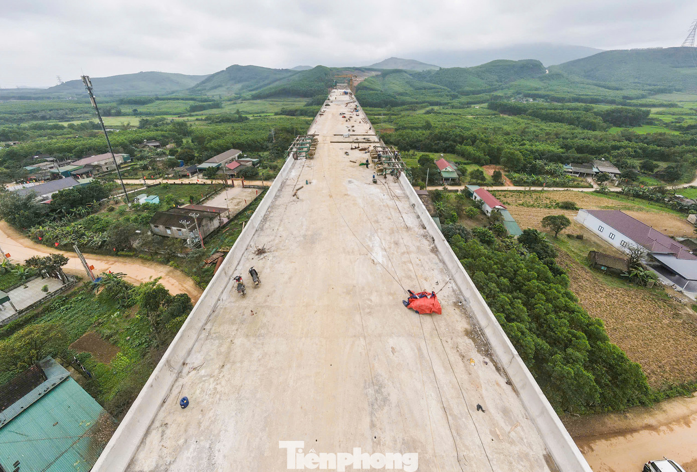 Theo đơn vị thi công, dự án xin lùi lại đến 30/6 thông xe do thời điểm trước và sau Tết mưa lớn kéo dài, gió mạnh cùng với địa hình khó khăn khiến việc thi công gặp khó. Tuy nhiên, đến nay việc bù tiến độ đã được tiến hành đảm bảo.