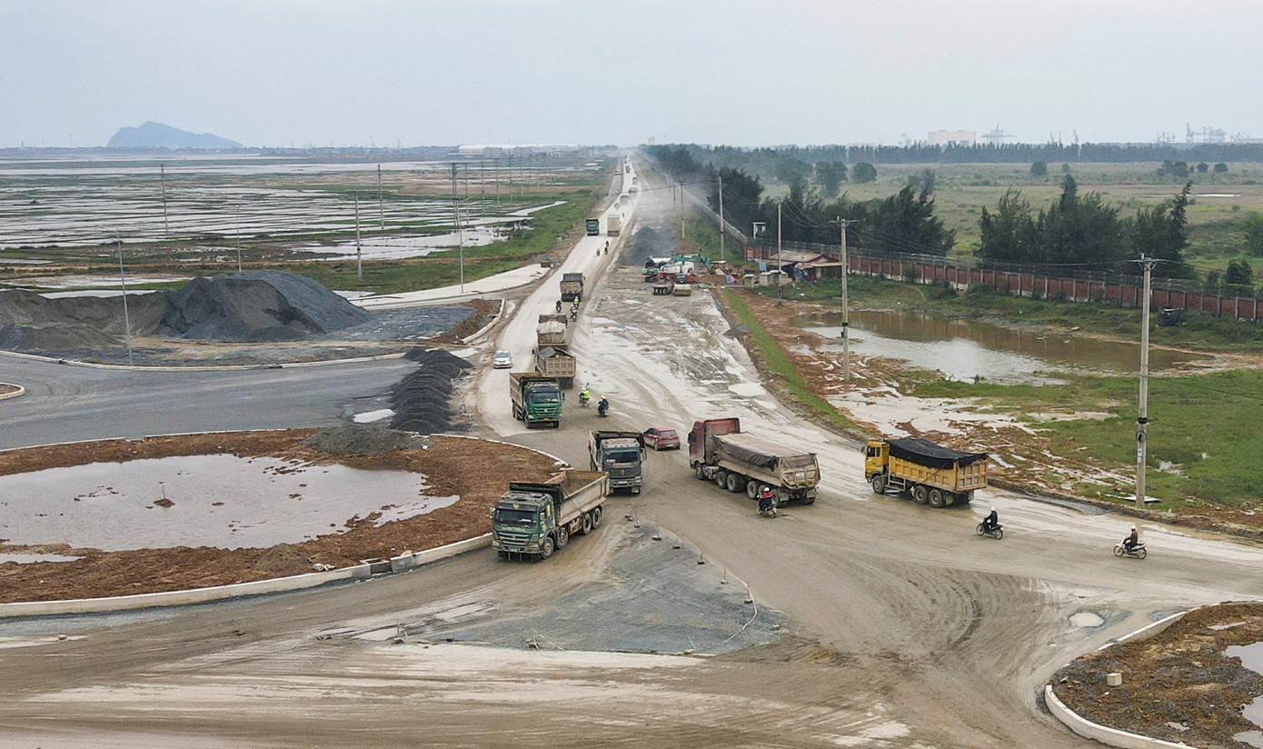 Thời gian qua, người dân sống ven tuyến đường Nguyễn Trãi, Hà Huy Tập, Nguyễn Thị Minh Khai (qua phường Kỳ Thịnh, thị xã Kỳ Anh, Hà Tĩnh) , phản ánh tình trạng xe tải, xe Howo...chở vật liệu "chạy ẩu", ảnh hưởng lớn đến cuộc sống của người dân. Trong ảnh là cảnh giao thông hỗn loạn tại nút giao ở Khu kinh tế Vũng Áng.