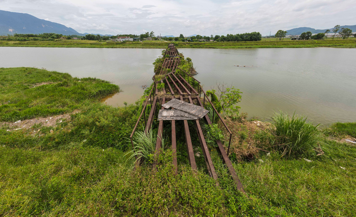 Cầu đã bị hoen gỉ, xiêu vẹo, có thể bị đổ sập bất cứ lúc nào.