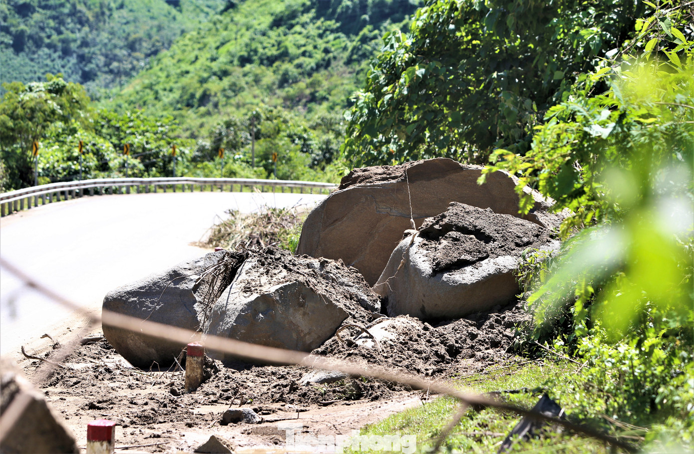Những khối đá mồ côi lớn trên núi đổ sập xuống, chắn mặt đường.