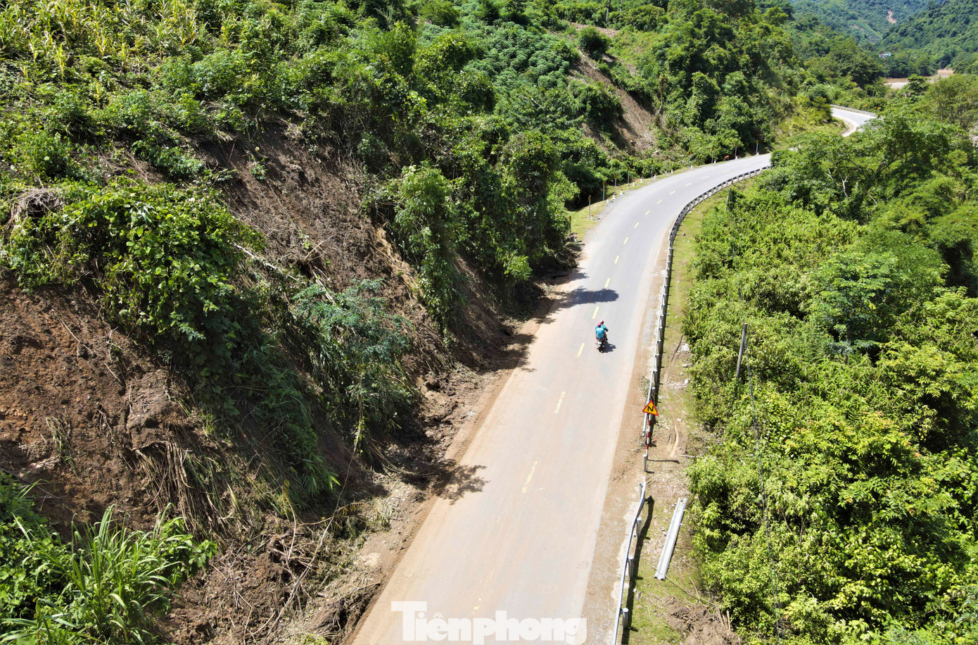 Ngày 29/9, vụ sạt lở đất qua xã Xá Lượng (huyện Tương Dương) khiến khối lượng lớn đất đá, bụi cây tràn xuống, vùi lấp 2 cô giáo trên đường đi dạy học về. May mắn 2 nạn nhân được giải cứu, đưa đến bệnh viện. Trong hình là vị trí sạt lở khiến 2 cô giáo gặp nạn.