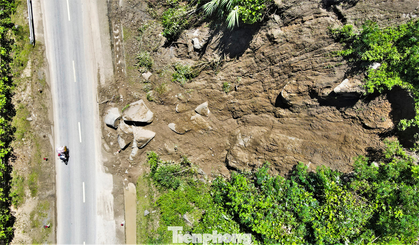 Lãnh đạo UBND xã Xá Lượng thống kê dọc tuyến Quốc lộ 7 qua địa bàn có hàng chục điểm sạt lở, gây nguy hiểm cho người và phương tiện qua lại.