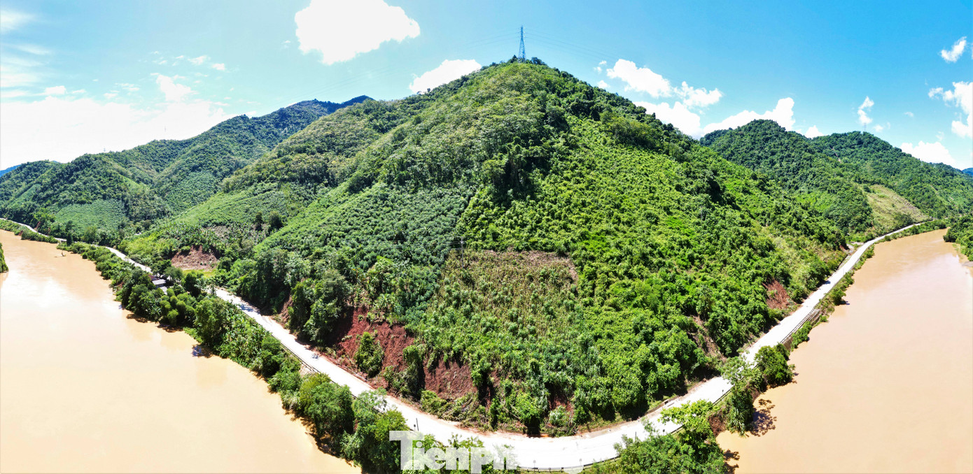 Quốc lộ 7 dài hơn 220km, xuất phát từ huyện Diễn Châu, qua các huyện Đô Lương, Anh Sơn, Con Cuông, Tương Dương và kết thúc tại Cửa khẩu quốc tế Nậm Cắn (xã Nậm Cắn, huyện Kỳ Sơn, Nghệ An).