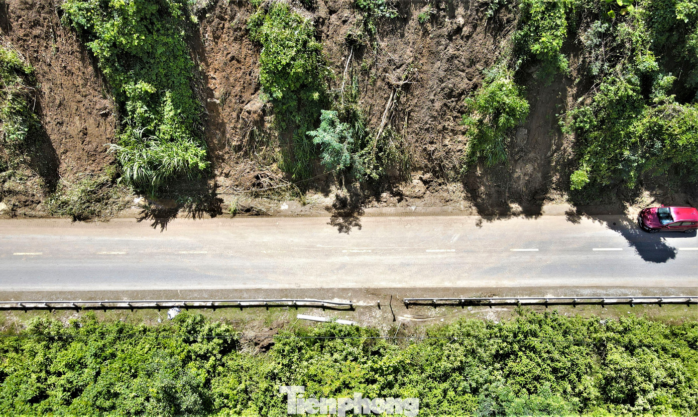 Ngày 29/9, vụ sạt lở đất qua xã Xá Lượng (huyện Tương Dương) khiến khối lượng lớn đất đá, bụi cây tràn xuống, vùi lấp 2 cô giáo trên đường đi dạy học về. May mắn 2 nạn nhân được giải cứu, đưa đến bệnh viện. Trong hình là vị trí sạt lở khiến 2 cô giáo gặp nạn.