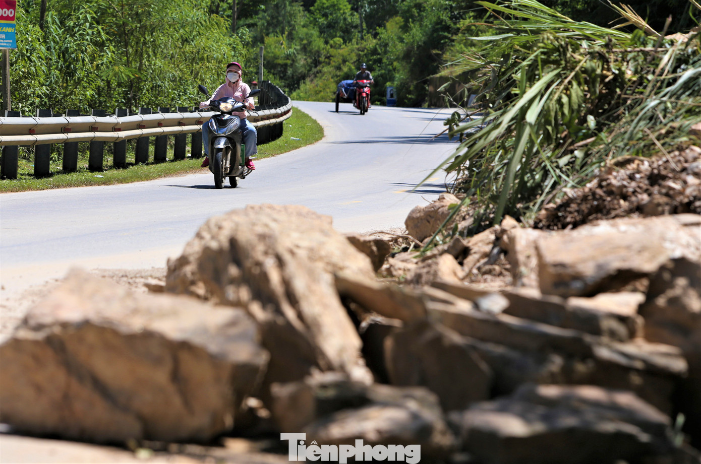 Các điểm sạt lở này có lượng đất đá khổng lồ, tràn kín mặt đường, ảnh hưởng nghiêm trọng đến giao thông.
