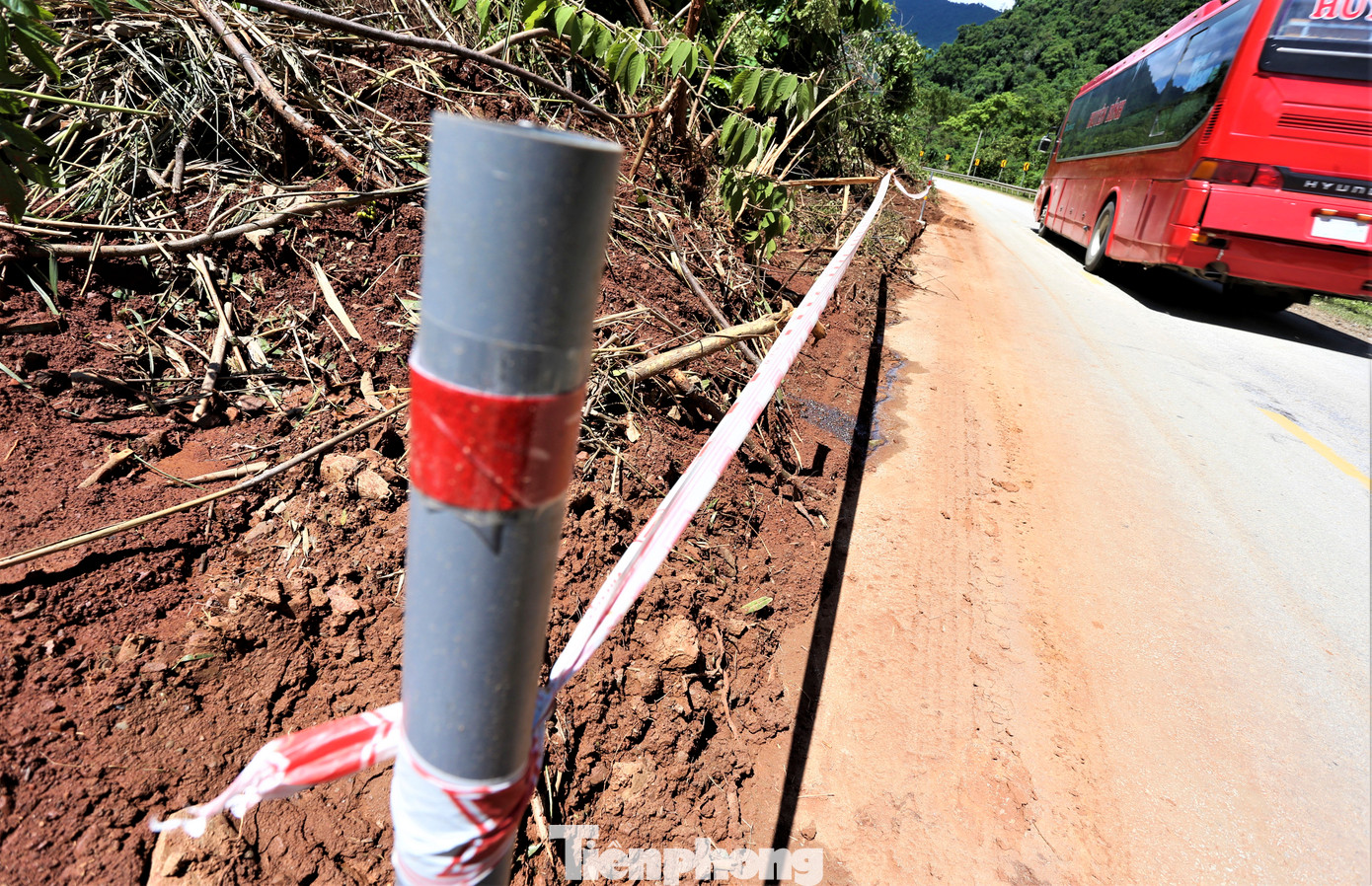Các điểm sạt lở này có lượng đất đá khổng lồ, tràn kín mặt đường, ảnh hưởng nghiêm trọng đến giao thông.