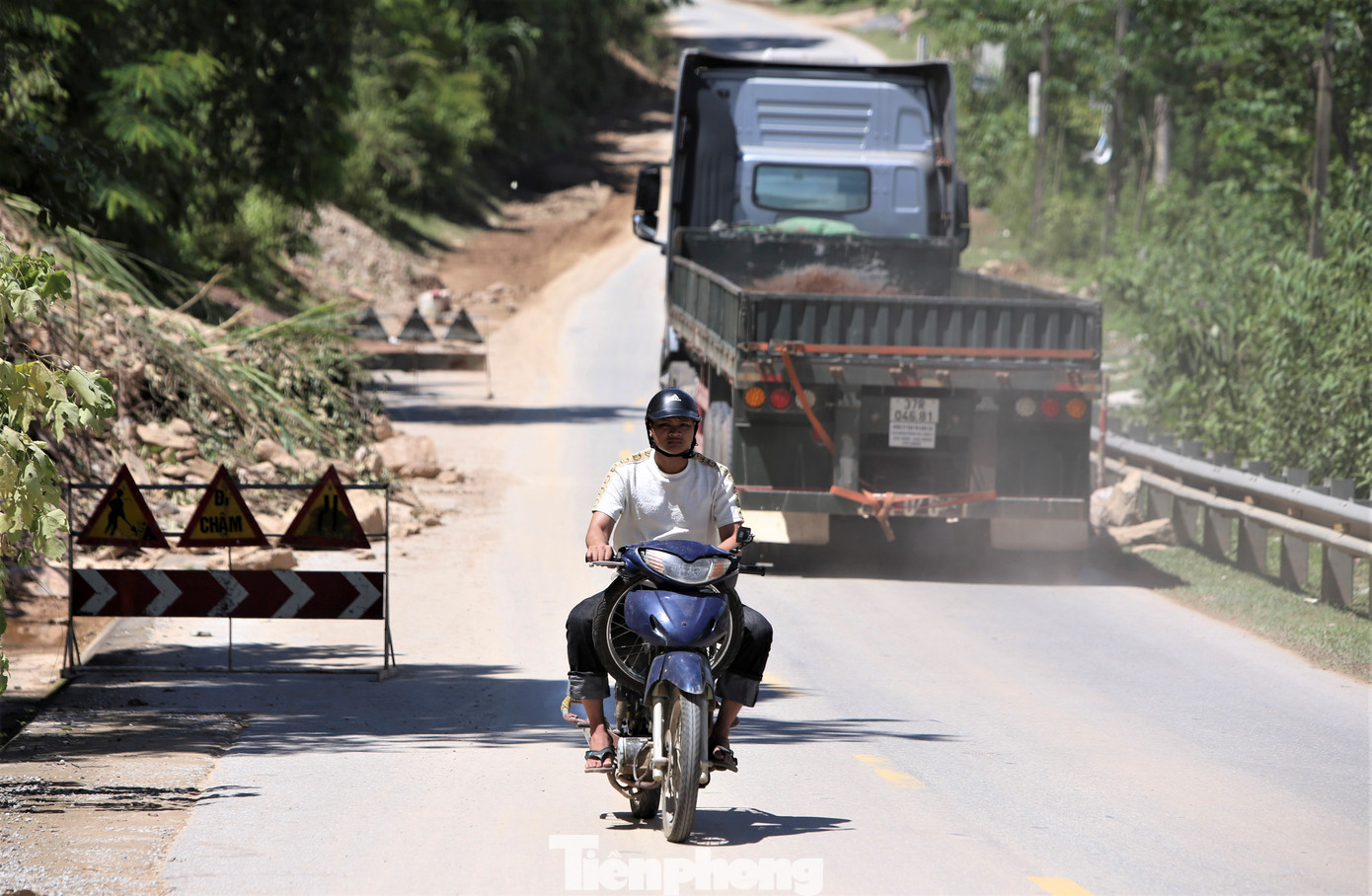 Các điểm sạt lở này có lượng đất đá khổng lồ, tràn kín mặt đường, ảnh hưởng nghiêm trọng đến giao thông.