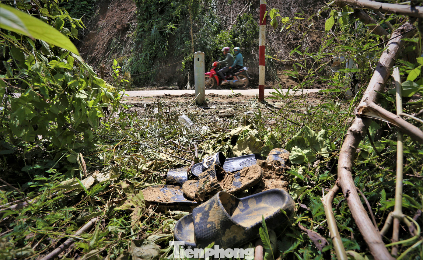 Ngày 29/9, vụ sạt lở đất qua xã Xá Lượng (huyện Tương Dương) khiến khối lượng lớn đất đá, bụi cây tràn xuống, vùi lấp 2 cô giáo trên đường đi dạy học về. May mắn 2 nạn nhân được giải cứu, đưa đến bệnh viện. Trong hình là vị trí sạt lở khiến 2 cô giáo gặp nạn.