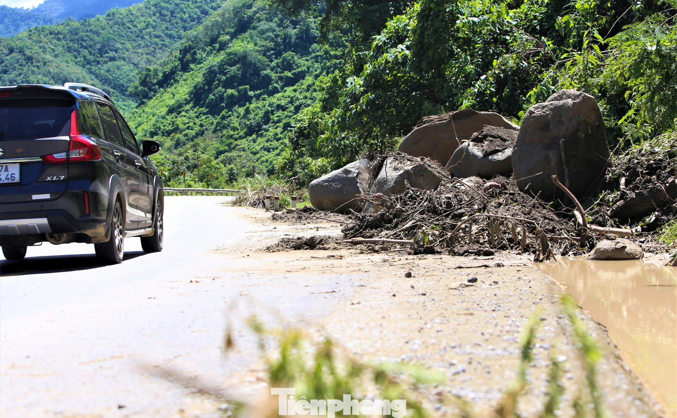Dọc tuyến đường qua thị trấn Thạch Giám, xã Xá Lượng, Lưu Kiền... (huyện Tương Dương) xuất hiện nhiều điểm sạt lở ta luy dương nguy hiểm. Có nhiều điểm sạt lở đã ăn ra quốc lộ 7 hơn 1m, kéo dài hàng chục mét.
