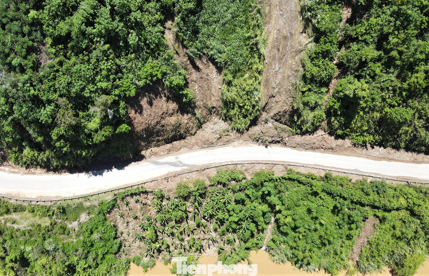 Đơn vị quản lý tuyến đường lý giải các vị trí sạt lở có địa hình, địa chất tương đối phức tạp, chủ yếu là dạng đất, lẫn đá phong hóa xếp lớp và chịu ảnh hưởng hệ đứt gãy nên thường bị sạt lở khi mưa lớn kéo dài.
