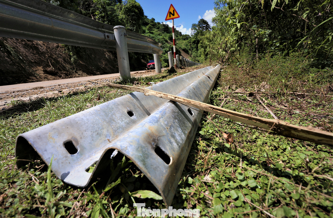 Ngày 29/9, vụ sạt lở đất qua xã Xá Lượng (huyện Tương Dương) khiến khối lượng lớn đất đá, bụi cây tràn xuống, vùi lấp 2 cô giáo trên đường đi dạy học về. May mắn 2 nạn nhân được giải cứu, đưa đến bệnh viện. Trong hình là vị trí sạt lở khiến 2 cô giáo gặp nạn.