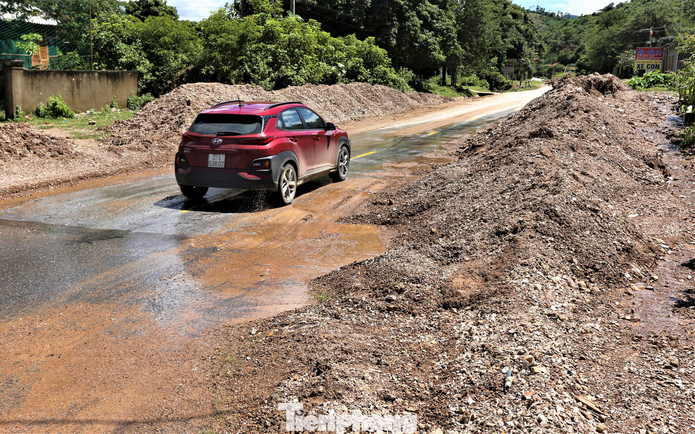 Các điểm sạt lở này có lượng đất đá khổng lồ, tràn kín mặt đường, ảnh hưởng nghiêm trọng đến giao thông.