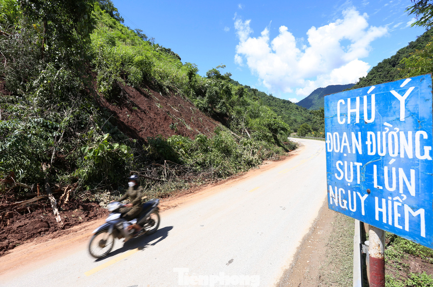 Dọc tuyến Quốc lộ 7 qua huyện Tương Dương, tình trạng sạt lở đang diễn ra. Ngành chức năng đặt các biển cảnh báo để người đi đường chú ý quan sát.