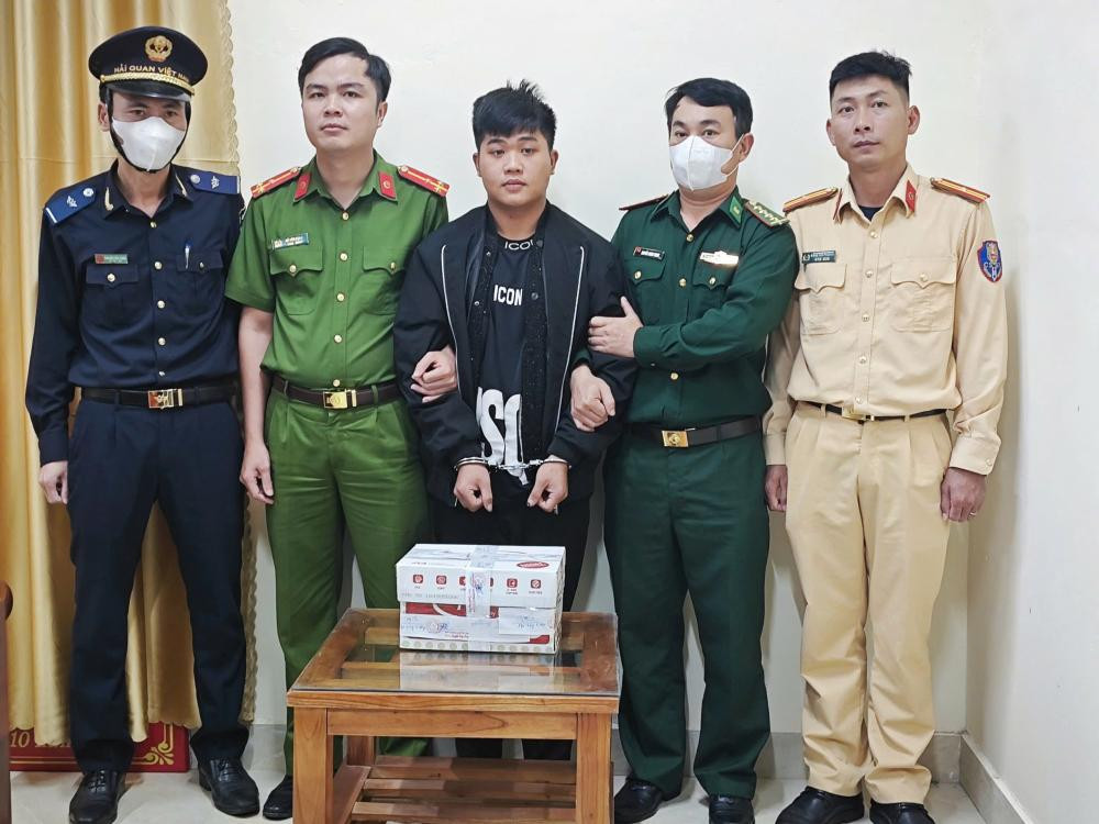 Vũ Đức Thịnh bị bắt giữ cùng tang vật. Vũ Đức Thịnh bị bắt giữ cùng tang vật.