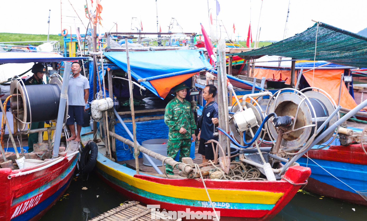 Lực lượng biên phòng, ngành chức năng địa phương hướng dẫn, tuyên truyền cho các ngư dân đảm bảo an toàn khi tránh trú bão và đảm bảo an ninh trật tự. Lực lượng biên phòng, ngành chức năng địa phương hướng dẫn, tuyên truyền cho các ngư dân đảm bảo an toàn khi tránh trú bão và đảm bảo an ninh trật tự.