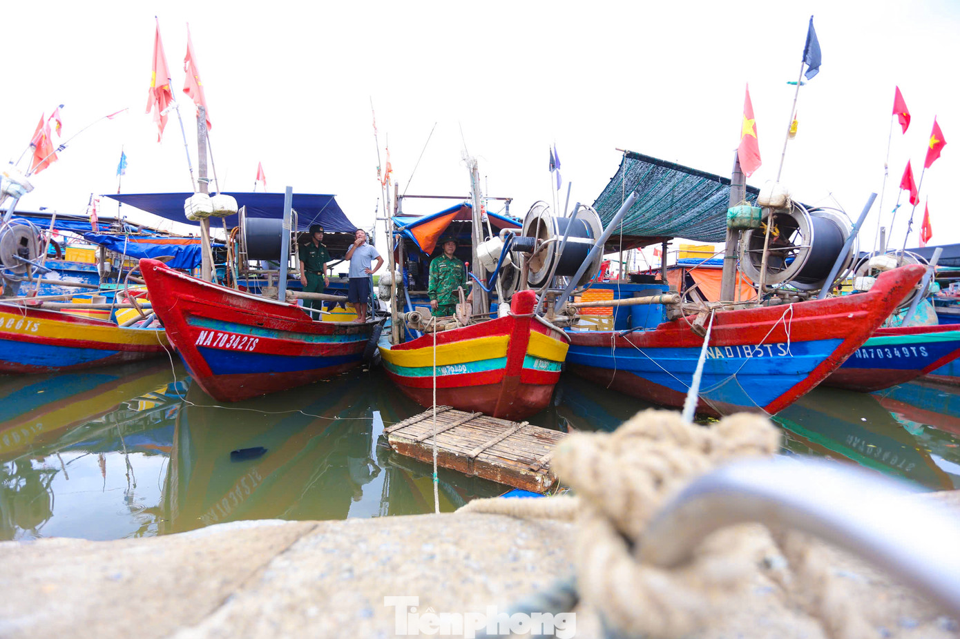 "Nghe tin bão lớn nên anh em cho tàu vào âu thuyền để tránh bão. Hy vọng cơn bão đổ bộ sẽ không gây thiệt hại nhiều", anh Nguyễn Văn Long (44 tuổi, quê tỉnh Nghệ An) cho hay. "Nghe tin bão lớn nên anh em cho tàu vào âu thuyền để tránh bão. Hy vọng cơn bão đổ bộ sẽ không gây thiệt hại nhiều", anh Nguyễn Văn Long (44 tuổi, quê tỉnh Nghệ An) cho hay.