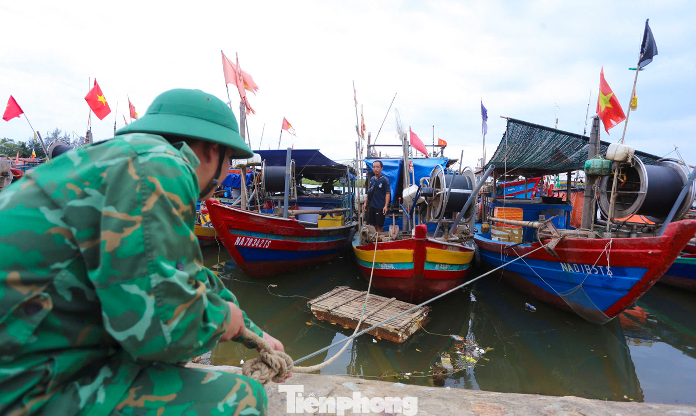 Ông Thân Quốc Tế - Phó Giám đốc BQL các cảng cá và khu neo đậu tránh trú bão tàu cá cho biết, khu neo đậu tàu thuyền của Cảng cá Cửa Sót (xã Thạch Kim, huyện Lộc Hà) hiện có 218 tàu thuyền trong và ngoài tỉnh vào neo đậu. "Đơn vị và lực lượng công an, biên phòng đã có mặt hỗ trợ các tàu neo đậu và hướng dẫn phương án ứng phó. Các vấn đề đảm bảo an ninh trật tự cũng được tuyên truyền đến các tàu cá" ông Tế nói. Ông Thân Quốc Tế - Phó Giám đốc BQL các cảng cá và khu neo đậu tránh trú bão tàu cá cho biết, khu neo đậu tàu thuyền của Cảng cá Cửa Sót (xã Thạch Kim, huyện Lộc Hà) hiện có 218 tàu thuyền trong và ngoài tỉnh vào neo đậu. "Đơn vị và lực lượng công an, biên phòng đã có mặt hỗ trợ các tàu neo đậu và hướng dẫn phương án ứng phó. Các vấn đề đảm bảo an ninh trật tự cũng được tuyên truyền đến các tàu cá" ông Tế nói.