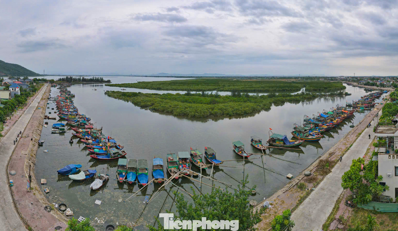 Trước diễn biến phức tạp của cơn bão số 3, Hà Tĩnh triển khai các biện pháp kêu gọi tàu thuyền vào bờ neo đậu, rà soát các khu vực có nguy cơ sạt lở, ngập lụt và sẵn sàng phương tiện cứu hộ, cứu nạn kịp thời. Theo rà soát, đến chiều 6/9, hơn 3.000 phương tiện tàu thuyền đánh bắt trên biển với gần 10.000 lao động đã nắm được thông tin về bão số 3 và vào nơi tránh trú hoặc di chuyển ra khỏi vùng ảnh hưởng của bão. Trước diễn biến phức tạp của cơn bão số 3, Hà Tĩnh triển khai các biện pháp kêu gọi tàu thuyền vào bờ neo đậu, rà soát các khu vực có nguy cơ sạt lở, ngập lụt và sẵn sàng phương tiện cứu hộ, cứu nạn kịp thời. Theo rà soát, đến chiều 6/9, hơn 3.000 phương tiện tàu thuyền đánh bắt trên biển với gần 10.000 lao động đã nắm được thông tin về bão số 3 và vào nơi tránh trú hoặc di chuyển ra khỏi vùng ảnh hưởng của bão.