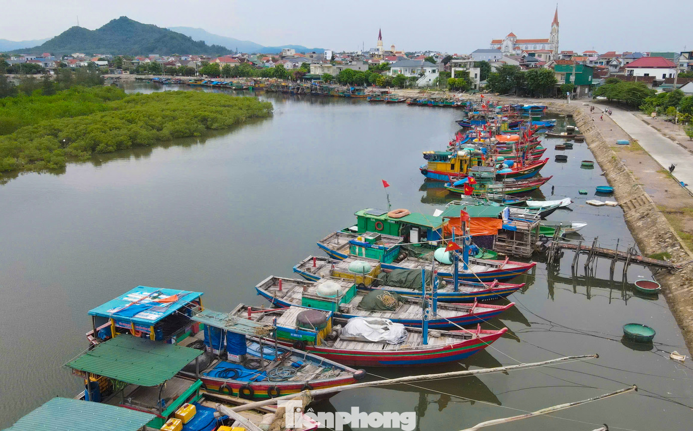 Ông Thân Quốc Tế - Phó Giám đốc BQL các cảng cá và khu neo đậu tránh trú bão tàu cá cho biết, khu neo đậu tàu thuyền của Cảng cá Cửa Sót (xã Thạch Kim, huyện Lộc Hà) hiện có 218 tàu thuyền trong và ngoài tỉnh vào neo đậu. "Đơn vị và lực lượng công an, biên phòng đã có mặt hỗ trợ các tàu neo đậu và hướng dẫn phương án ứng phó. Các vấn đề đảm bảo an ninh trật tự cũng được tuyên truyền đến các tàu cá" ông Tế nói. Ông Thân Quốc Tế - Phó Giám đốc BQL các cảng cá và khu neo đậu tránh trú bão tàu cá cho biết, khu neo đậu tàu thuyền của Cảng cá Cửa Sót (xã Thạch Kim, huyện Lộc Hà) hiện có 218 tàu thuyền trong và ngoài tỉnh vào neo đậu. "Đơn vị và lực lượng công an, biên phòng đã có mặt hỗ trợ các tàu neo đậu và hướng dẫn phương án ứng phó. Các vấn đề đảm bảo an ninh trật tự cũng được tuyên truyền đến các tàu cá" ông Tế nói.