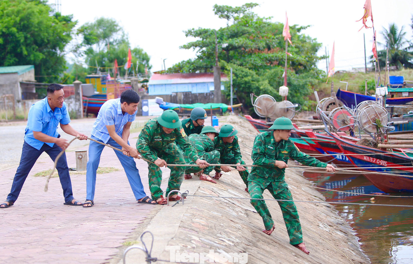 Ông Thân Quốc Tế - Phó Giám đốc BQL các cảng cá và khu neo đậu tránh trú bão tàu cá cho biết, khu neo đậu tàu thuyền của Cảng cá Cửa Sót (xã Thạch Kim, huyện Lộc Hà) hiện có 218 tàu thuyền trong và ngoài tỉnh vào neo đậu. "Đơn vị và lực lượng công an, biên phòng đã có mặt hỗ trợ các tàu neo đậu và hướng dẫn phương án ứng phó. Các vấn đề đảm bảo an ninh trật tự cũng được tuyên truyền đến các tàu cá" ông Tế nói. Ông Thân Quốc Tế - Phó Giám đốc BQL các cảng cá và khu neo đậu tránh trú bão tàu cá cho biết, khu neo đậu tàu thuyền của Cảng cá Cửa Sót (xã Thạch Kim, huyện Lộc Hà) hiện có 218 tàu thuyền trong và ngoài tỉnh vào neo đậu. "Đơn vị và lực lượng công an, biên phòng đã có mặt hỗ trợ các tàu neo đậu và hướng dẫn phương án ứng phó. Các vấn đề đảm bảo an ninh trật tự cũng được tuyên truyền đến các tàu cá" ông Tế nói.