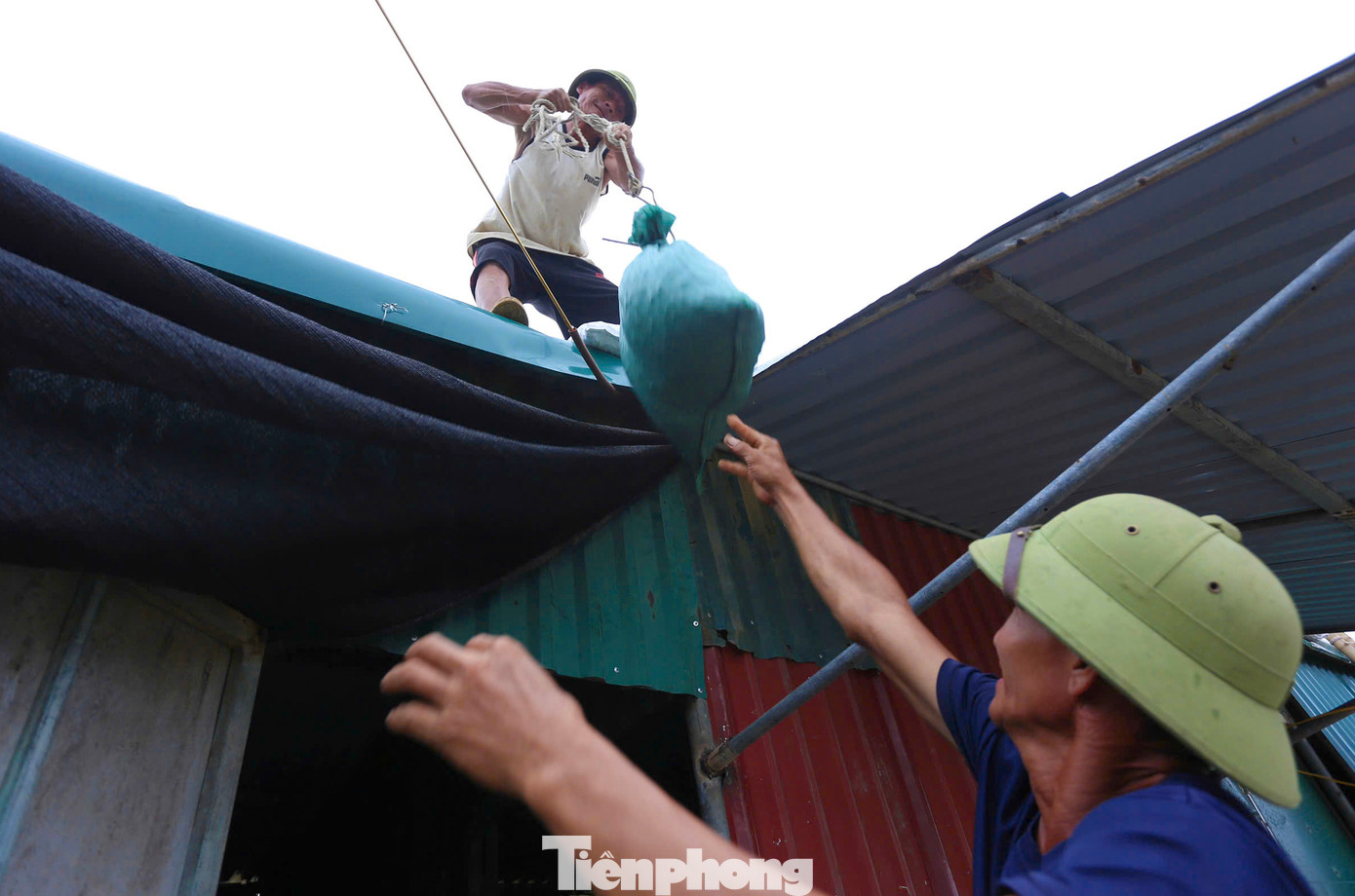 Nhiều nhà dân gần biển, khu vực trống được gia cố cẩn thận. Nhiều nhà dân gần biển, khu vực trống được gia cố cẩn thận.