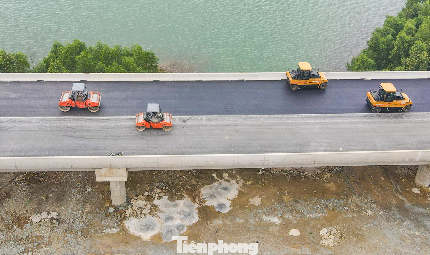 Đơn vị thực hiện dự án đang thảm các lớp bê tông nhựa mặt cầu cuối cùng để hoàn thành tuyến cầu vượt hồ.