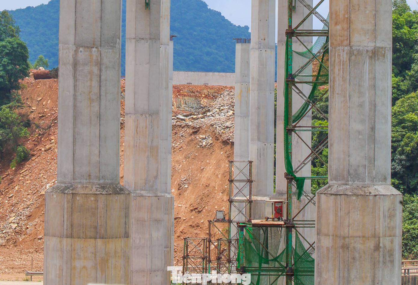 “Thời tiết những ngày cuối năm mưa liên tục, độ ẩm cao nên việc thảm nhựa mặt cầu phải chờ ngày nắng ấm. Công nhân đang lắp đặt lan can, dải phân cách và các vị trí tiếp nối mặt cầu”, đại diện đơn vị thi công cho hay. Trong hình là các cầu cạn có hàng chục nhịp cầu, mỗi trụ cầu cao 30-40m, lao dầm Super T chắc chắn.