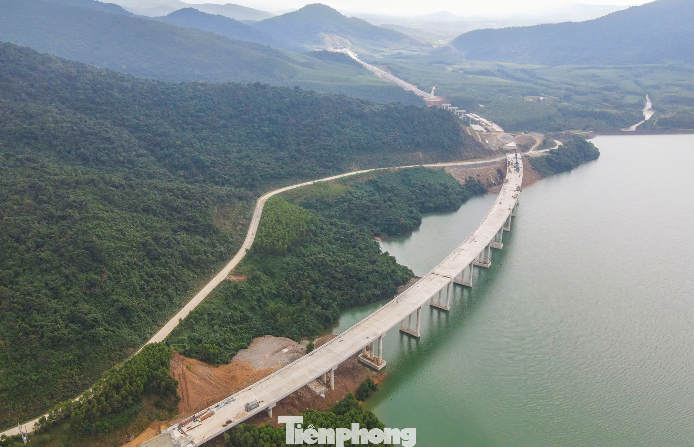 Tại dự án thành phần Vũng Áng - Bùng dài hơn 55km (qua Hà Tĩnh 12,9km, qua Quảng Bình hơn 42km), có tổng mức đầu tư hơn 12.500 tỷ đồng. Công trình được khởi công từ ngày 1/1/2023 với 33 cây cầu. Trong đó, có hai cây cầu vượt hồ chứa Kim Sơn (xã Kỳ Hoa, huyện Kỳ Anh, dung tích 17,5 triệu m3 nước).