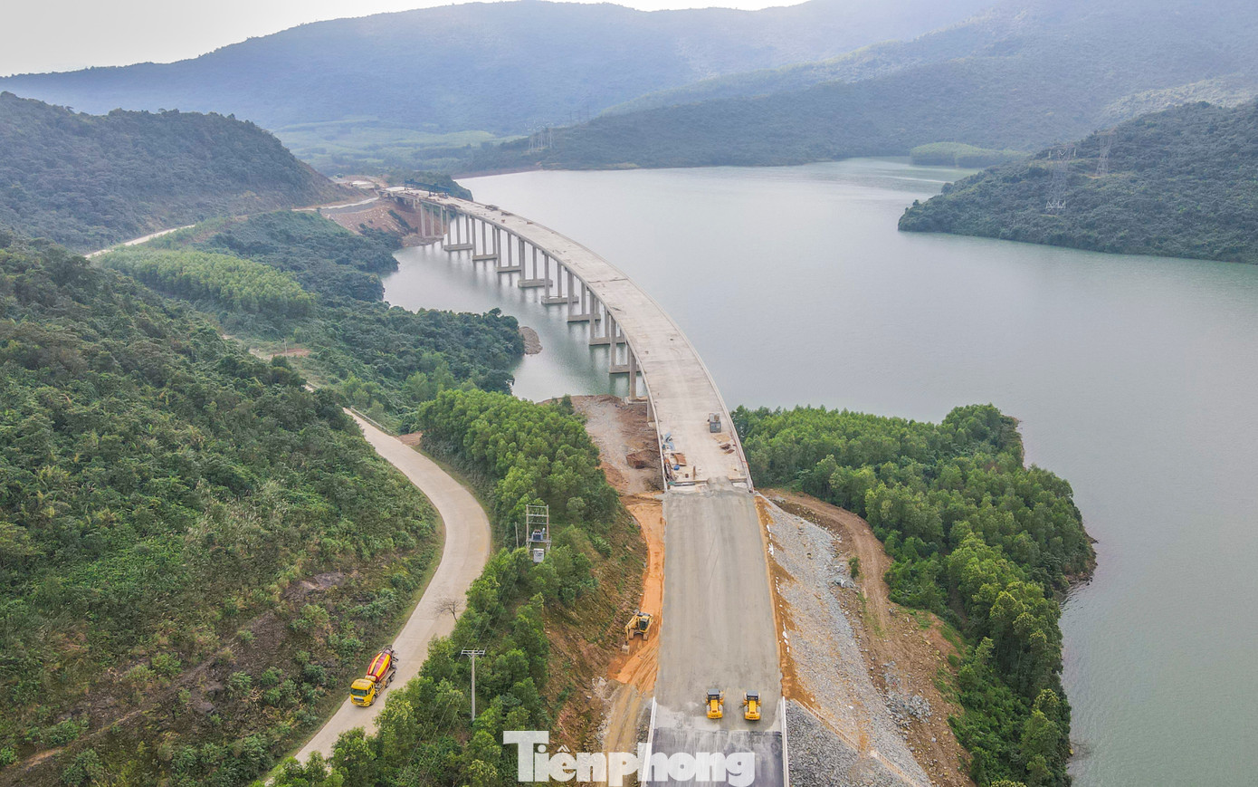 Ông Đào Văn Cường - Chỉ huy trưởng Công ty CP Xây lắp 368 cho biết: “Cầu số 2 và 3 vượt hồ Kim Sơn có tổng chiều dài 1km, với tổng mức đầu tư hơn 260 tỷ đồng. Công trình triển khai từ tháng 6/2023 và còn 15 ngày nữa hoàn thành bê tông mặt cầu. Việc thi công qua hồ nên nhà thầu gặp nhiều khó khăn về điều kiện địa hình và thời tiết”.