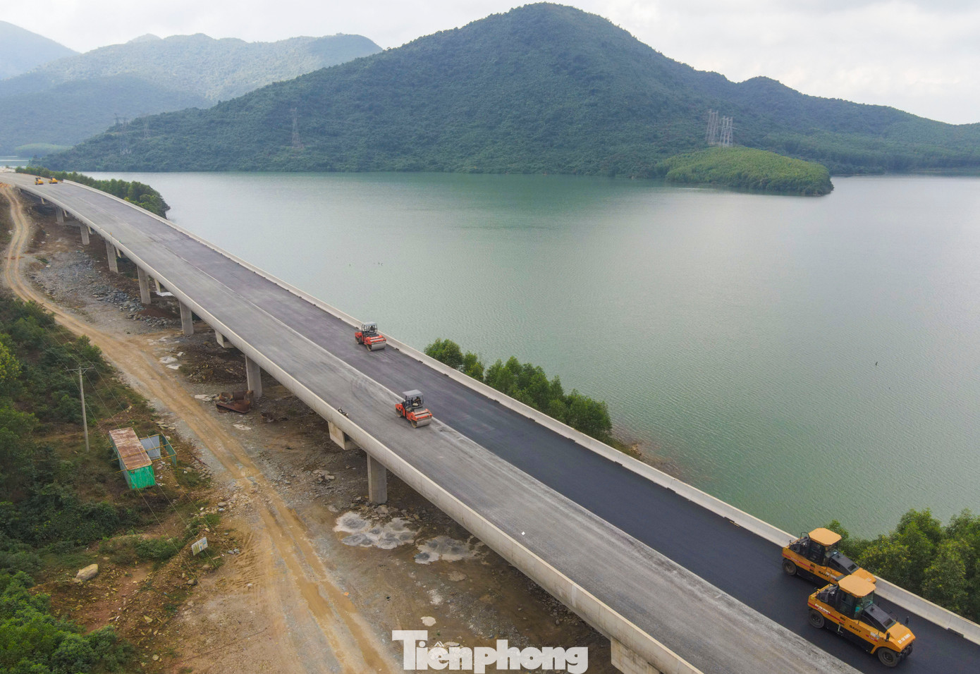 “Thời tiết những ngày cuối năm mưa liên tục, độ ẩm cao nên việc thảm nhựa mặt cầu phải chờ ngày nắng ấm. Công nhân đang lắp đặt lan can, dải phân cách và các vị trí tiếp nối mặt cầu”, đại diện đơn vị thi công cho hay. Trong hình là các cầu cạn có hàng chục nhịp cầu, mỗi trụ cầu cao 30-40m, lao dầm Super T chắc chắn.