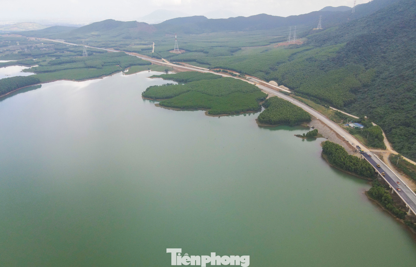 Sau 2 năm thi công, tuyến cao tốc Bắc - Nam qua Hà Tĩnh dài hơn 102km nhiều vị trí đã gần hoàn thiện. Các đơn vị thực hiện dự án đang tranh thủ thời tiết thuận lợi, đẩy nhanh tiến độ ở giai đoạn nước rút, kịp bàn giao vào tháng 4/2025.